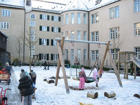 Innenhof mit Spielgeräten im Winter